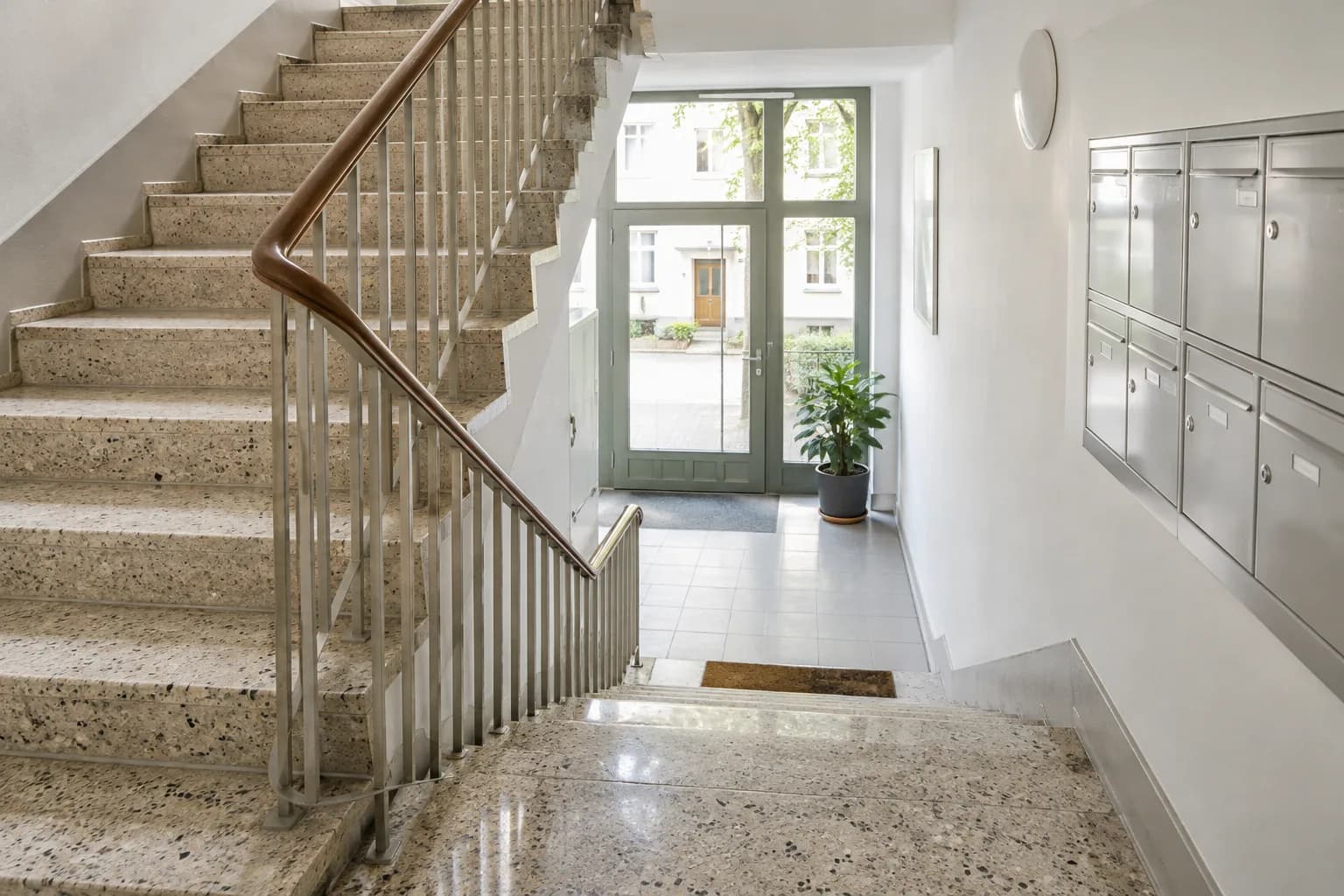 Frisch gereinigtes Treppenhaus mit Terrazzo-Stufen